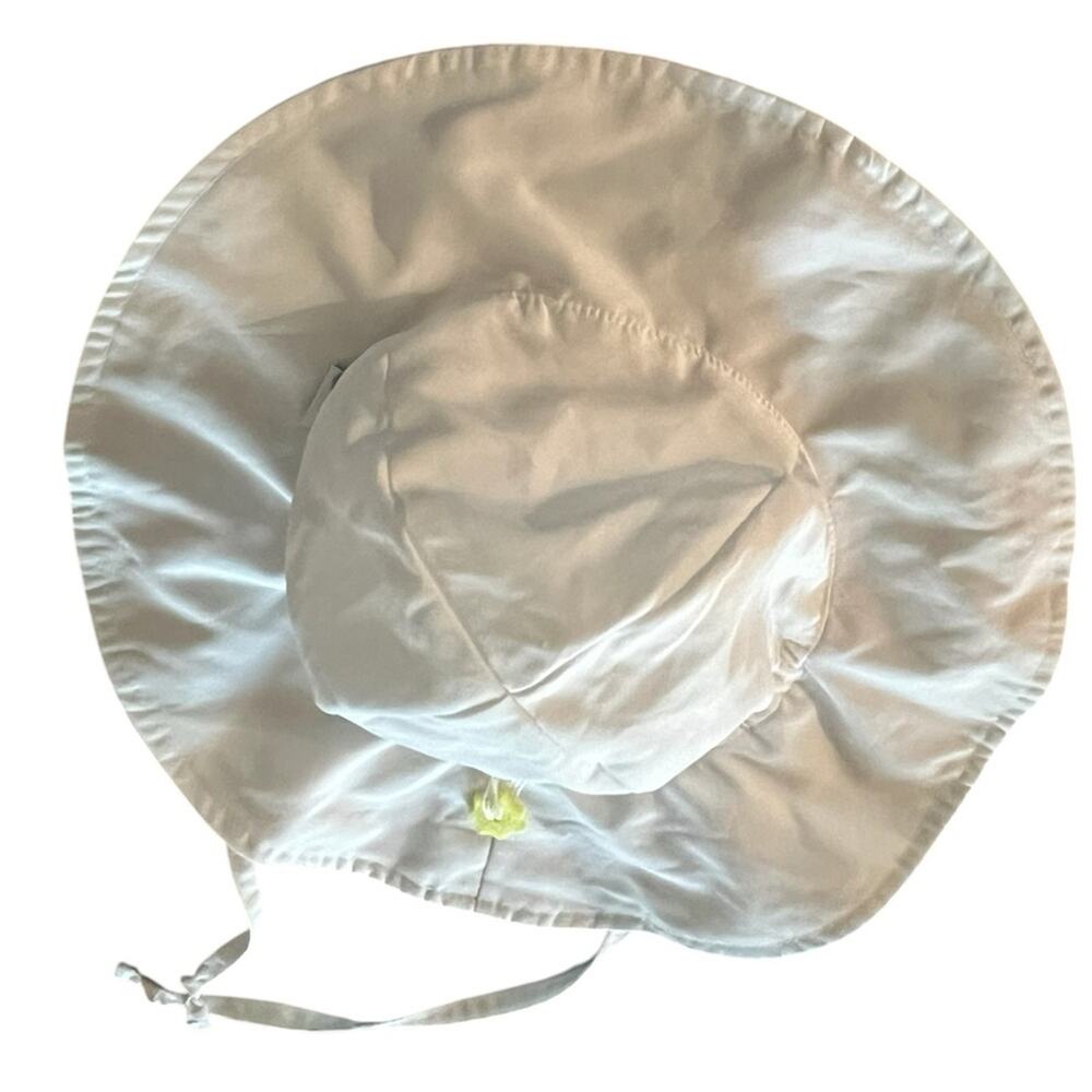iPlay 
White UPF hat 
Adjustable ties - Picture 2 of 7